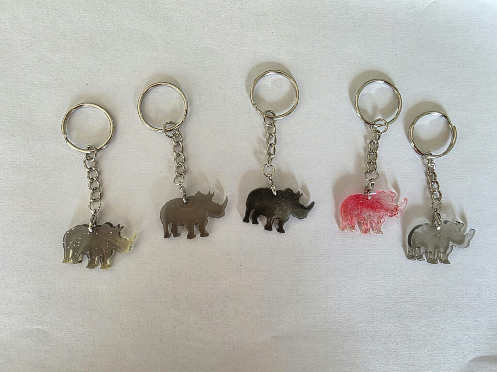 Porte-clé animal en résine — Rhinocéros — Transparent pailleté