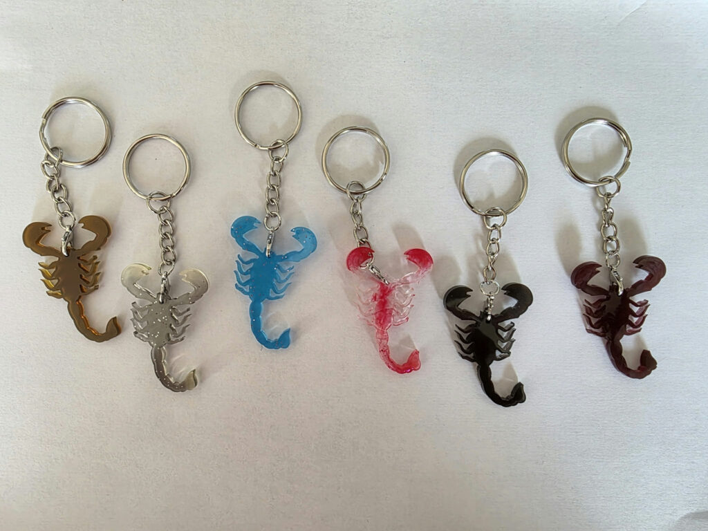 Porte-clé animal en résine — Scorpion — Ambre