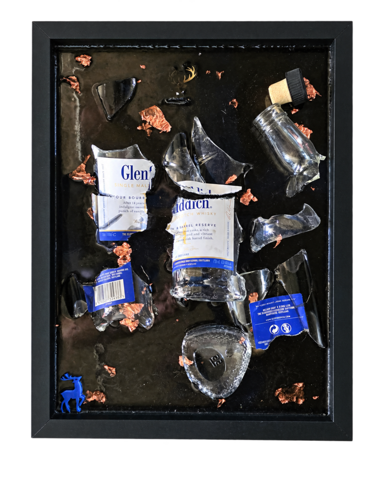 Cadre décoratif noir en résine avec fragments de bouteille en verre, touches cuivrées et petit cerf bleu