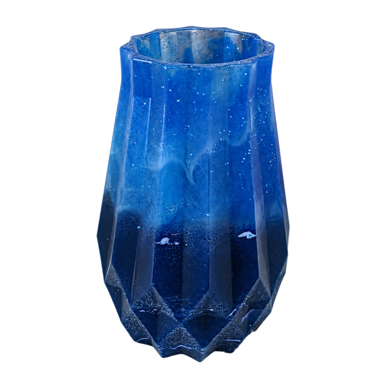 Petit soliflore en résine bleue pailletée, silhouette à facettes et base bleu profond